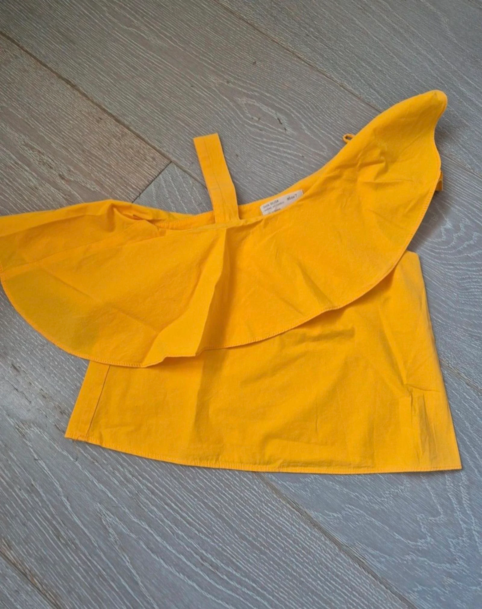 Blusa/ top amarilla asimétrico. Zara. Talla 7 años